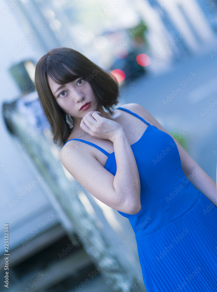 見つめる女性
見つめる女性