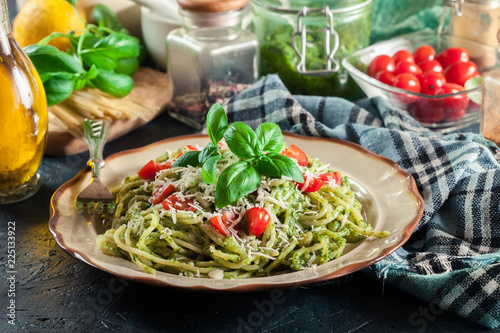Foto Vegetarian pasta spaghetti with basil pesto and cherry tomatoes