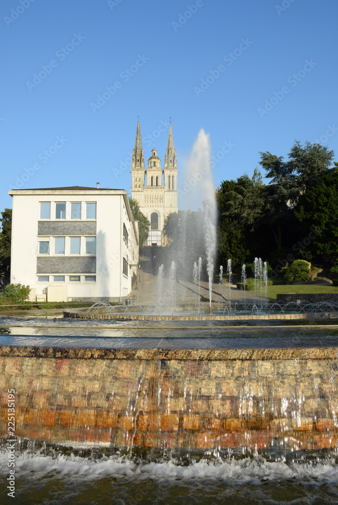 Brunnen und Kathedrale in Angers