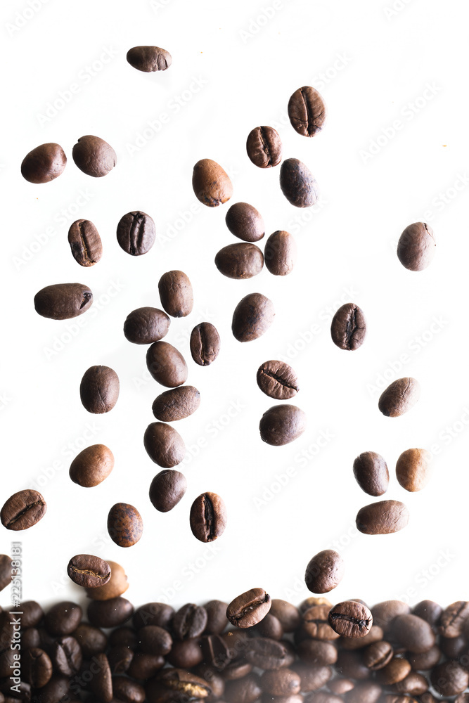 Obraz premium Roasted coffee beans falling down