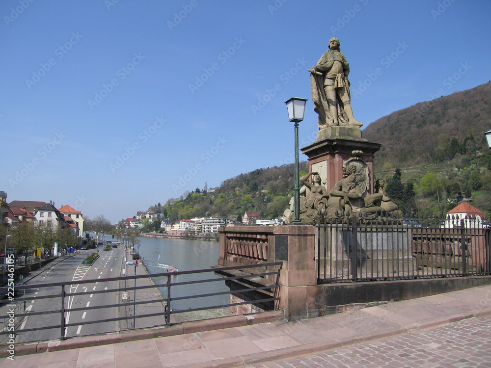 Karl-Theodor-Denkmal und Neckar in Heidelberg