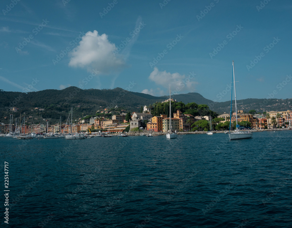 Fototapeta premium Blick auf die Hafenstadt Portofino in Italien.