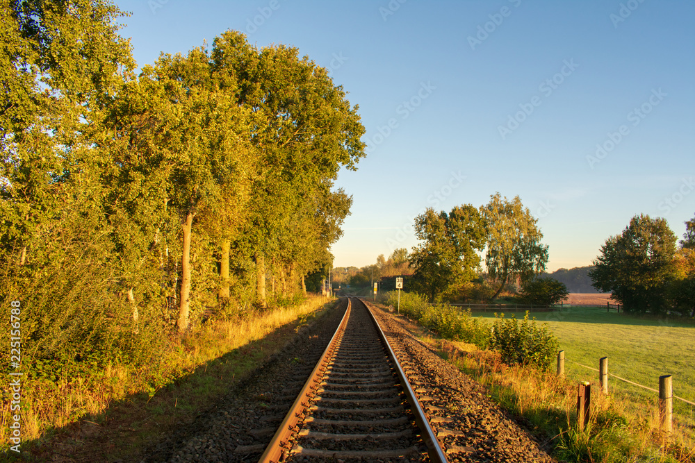 Bahnschiene im sanften Morgenlicht