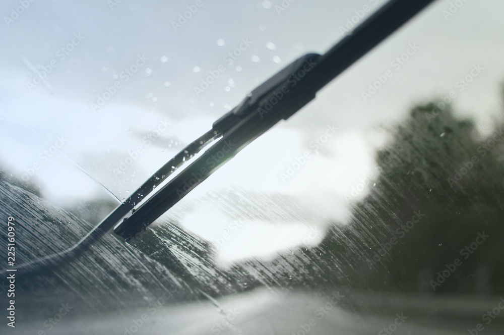Naklejka premium Lluvia en carretera