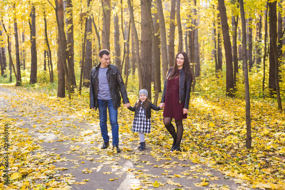 Fototapeta premium Parenthood, fall and people concept - young family happy in autumn park