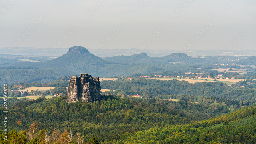Typische Felslandschaft im Elbsandsteingebirge, Der Lilienstein im Hintergrund