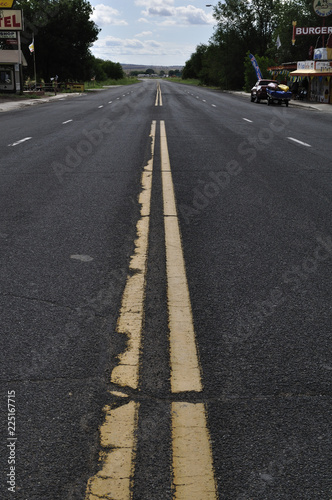 アスファルトの直線道路 © nowdog
