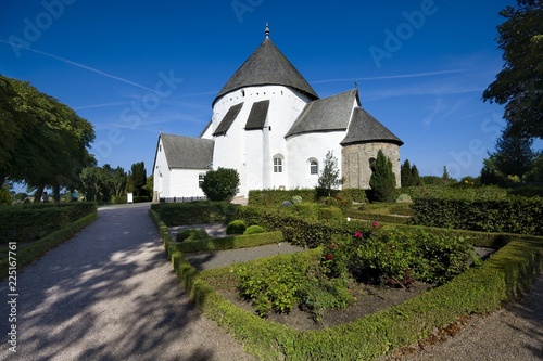 Defensive round church in O...