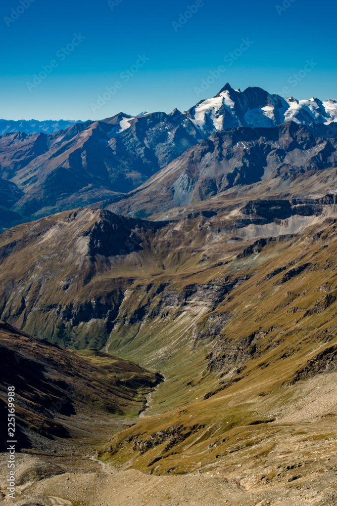Der höchste Berg Österreichs (Großglockner) mit einem idyllischen Bergtal im Vordergrund