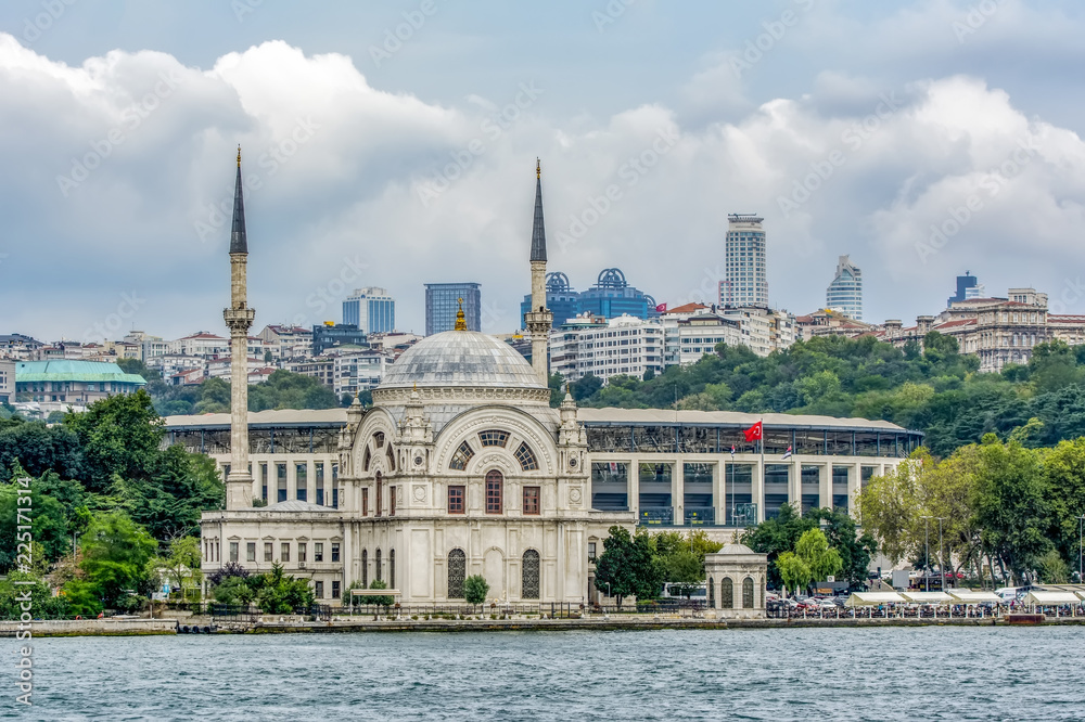 Fototapeta premium Dolmabahce Mosque (Aka Bezmi Alem Valide Sultan Mosque) and modern skyscraper, Istanbul, Turkey.