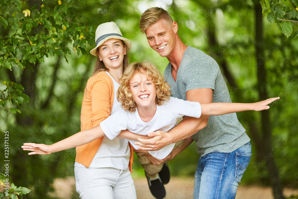 Fototapeta premium Glückliche Eltern spielen mit ihrem Sohn