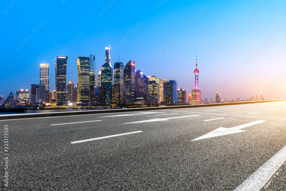 Obraz premium Empty asphalt road and modern city landmark building in Shanghai at night