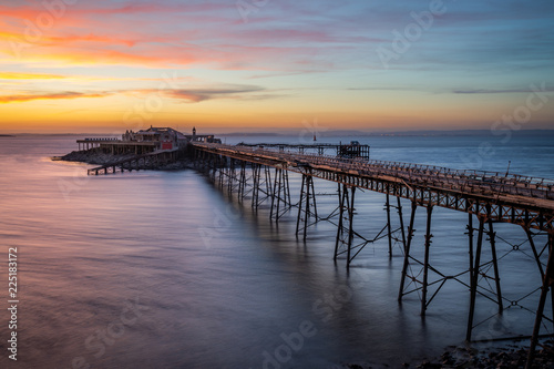 Foto The long-derelict Birnbeck Pier stretches out to the Bristol Channel at Weston-s