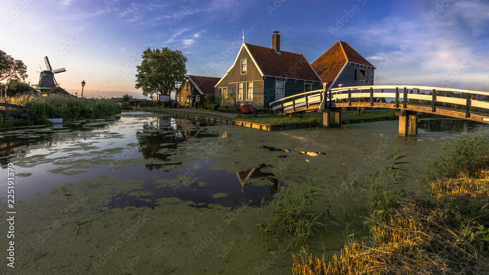 Traditionelle holländische Häuser in Zaanse Schans zu Sonnenuntergang Stock  Photo | Adobe Stock