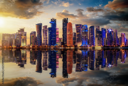 Die urbane Skyline von Doha in Katar bei Sonnenuntergang mit Reflektionen in der Bucht