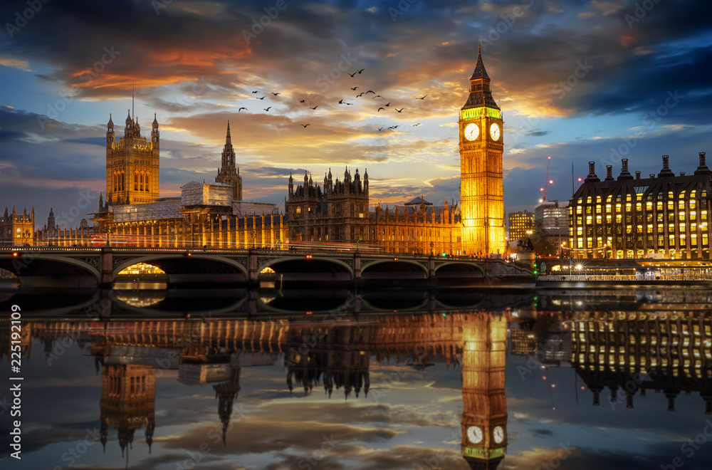 Obraz premium Pałac Westminsterski z wieżą Big Ben na rzece Tamizie w Londynie wieczorem, Wielka Brytania