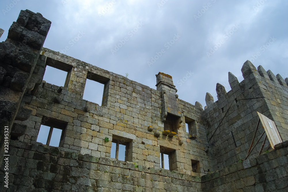 Paredes de la zona residencial del Castillo de Guimaraes, Portugal.