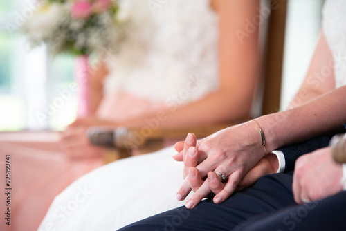 Brautpaar Hände haltend
