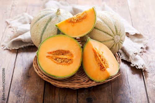 Photographie cantaloupe melon on wooden table