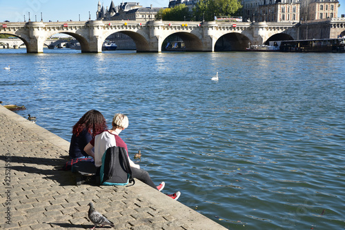 Farniente au bord de la Seine à Paris, France photo