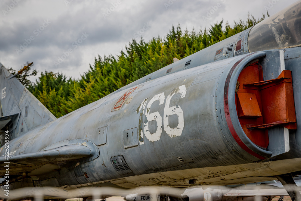 Collection d'avions anciens du Château de Savigny Lès Beaume Collection d'avions anciens du Château de Savigny Lès Beaume