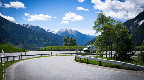 Schweizer Alpen Autobahn © Alex_Reichel