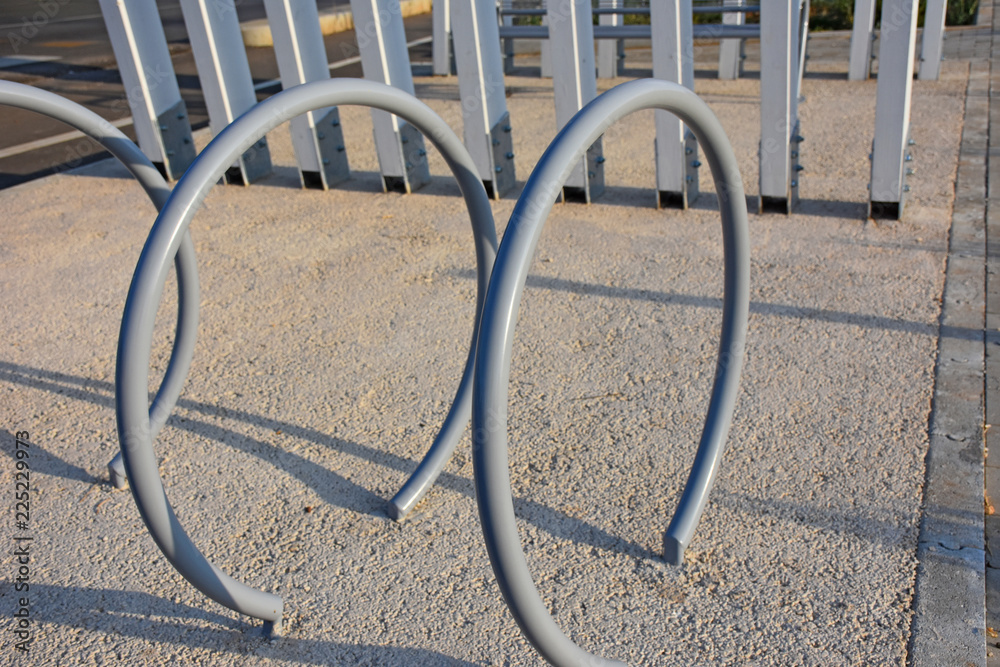 Signals, equipment and structure for cycle track