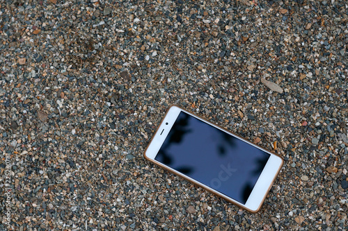 A smartphone with unbroken screen lies on the ground
