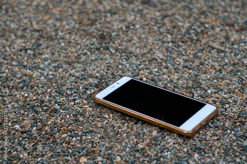 A smartphone with unbroken screen lies on the ground