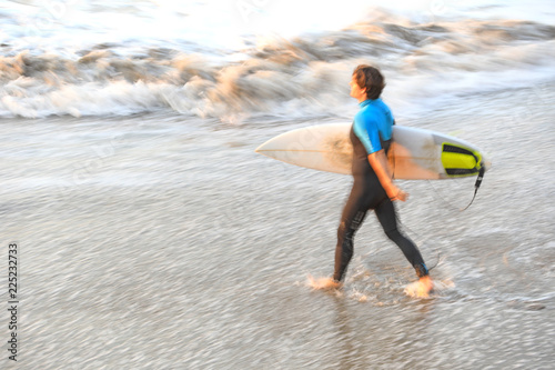 surfista con tabla metiendose en el agua surf país vasco 4M0A5631-f18 photo