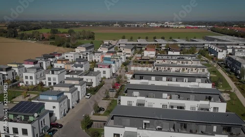 Neubausiedlung auf dem Land