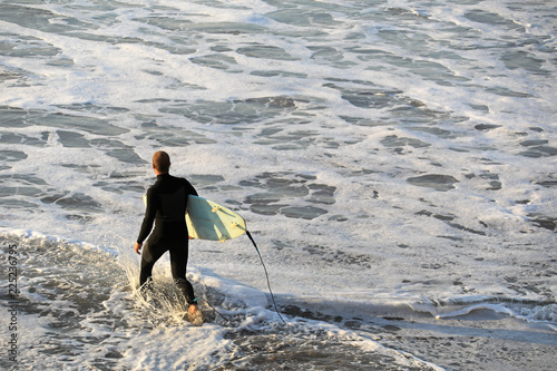 surfista con tabla metiendose en el agua surf país vasco 4M0A5323-f18 photo