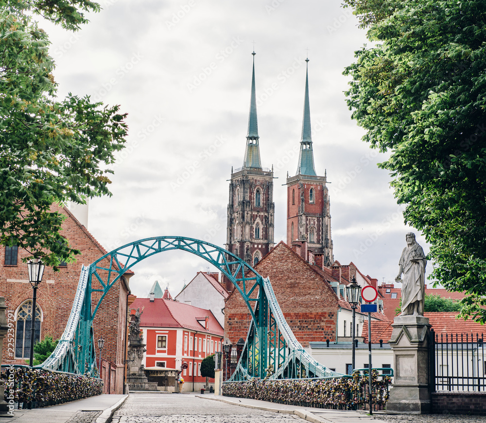 Obraz premium Wroclaw. Poland. View at Tumski island and Cathedral of St John the Baptist with bridge through river Odra