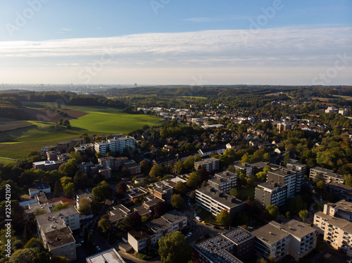 Blick über Alt-Erkrath nach Düsseldorf am Horizont (Luftaufnahme, Drohne)