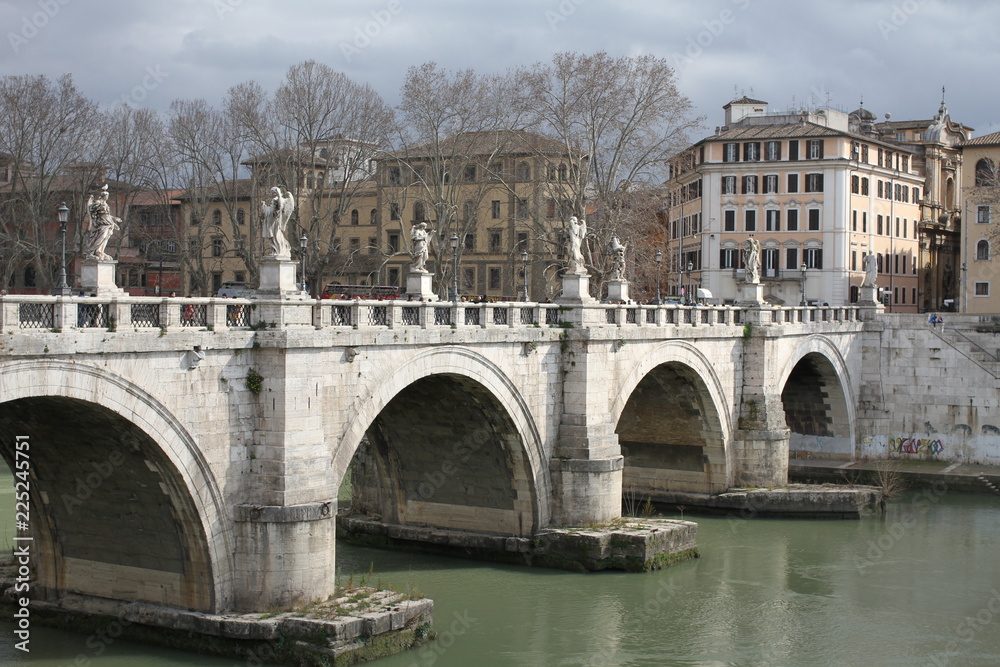 Puente en Roma sobre rio