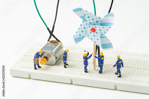 Foto Sustainable energy, alternative clean eco power concept, miniature people worker
