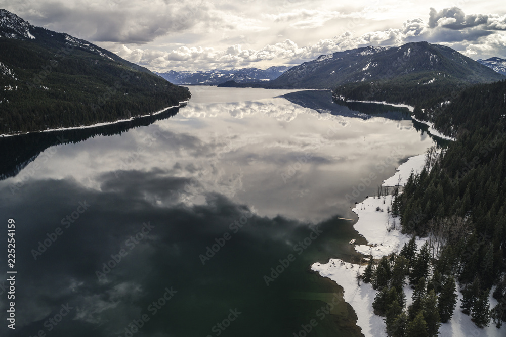 Obraz premium Scenic Pacific Northwest Mountain Lake Aerial Over Snowy Shore