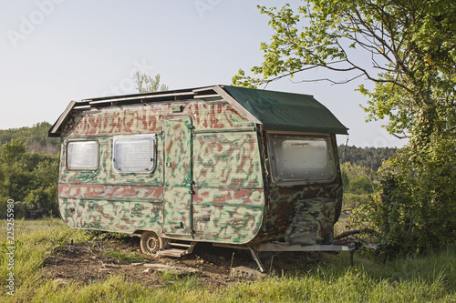 Wohnwagen im Tarnlook