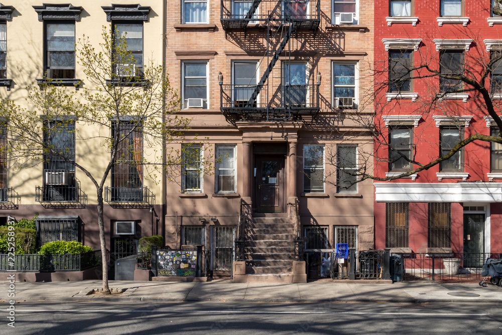 Fototapeta premium Kolorowi starzy budynki na 10th ulicie w wschodniej wiosce Manhattan w Miasto Nowy Jork NYC