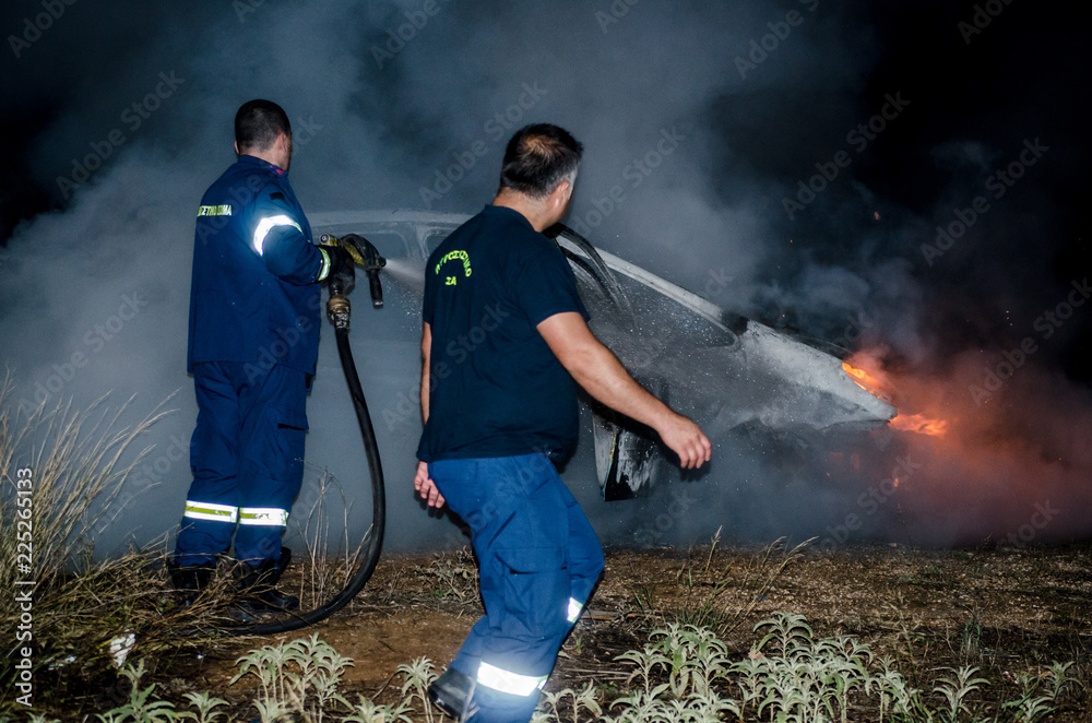 Obraz premium Τhe thieves burn a job car after robbery Athens Greece