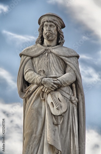 Bolzano, monumento al poeta Walther von der Vogelweide
 photo