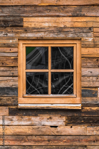 Holzhaus mit Holzfenster