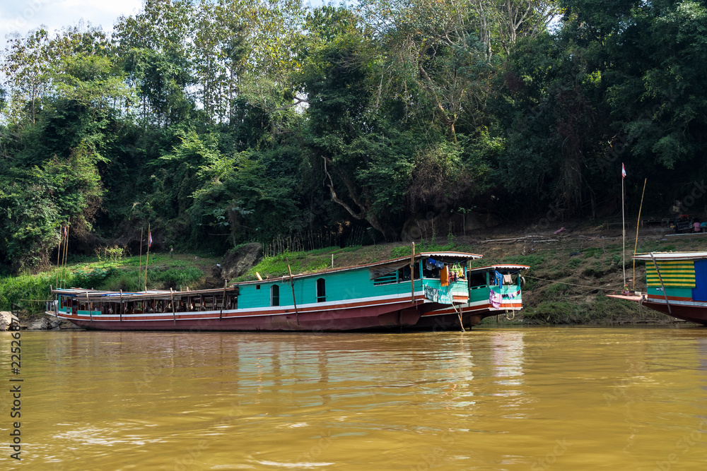 Laos - Luang Prabang - Fahrt auf dem Mekong zu den Pak Ou Höhlen Laos - Luang Prabang - Fahrt auf dem Mekong zu den Pak Ou Höhlen