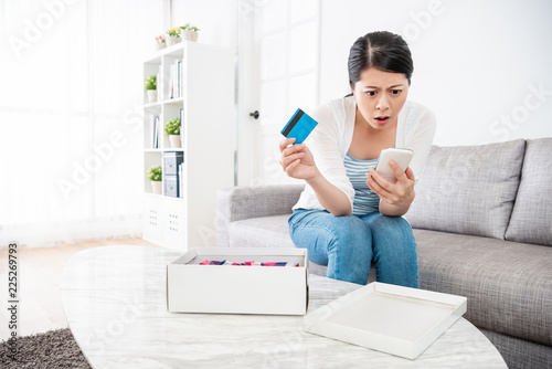 Εκτύπωση καμβά woman is unsatisfied with purchase from e-shop