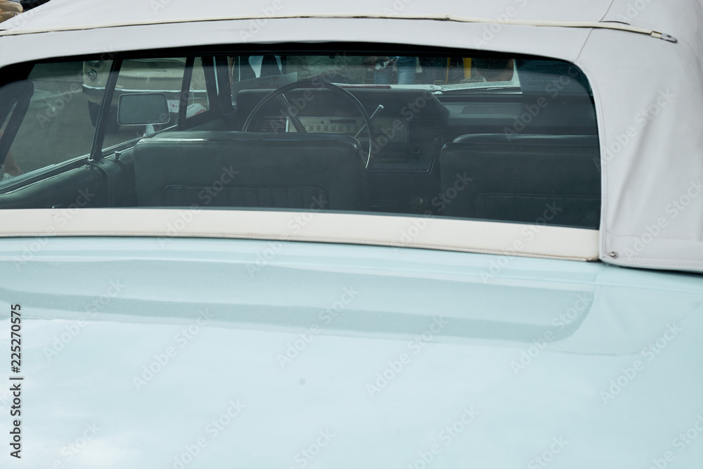 Obraz premium An image of a rear window of an old car.