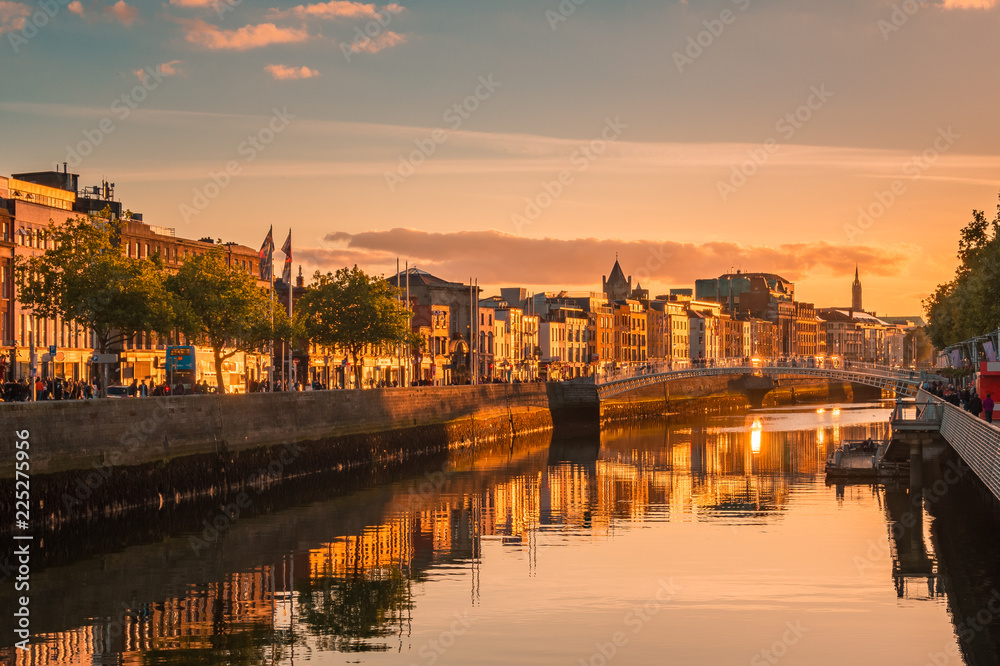 Naklejka premium Piękny widok na złote godziny w centrum Dublina w Dublinie w Irlandii