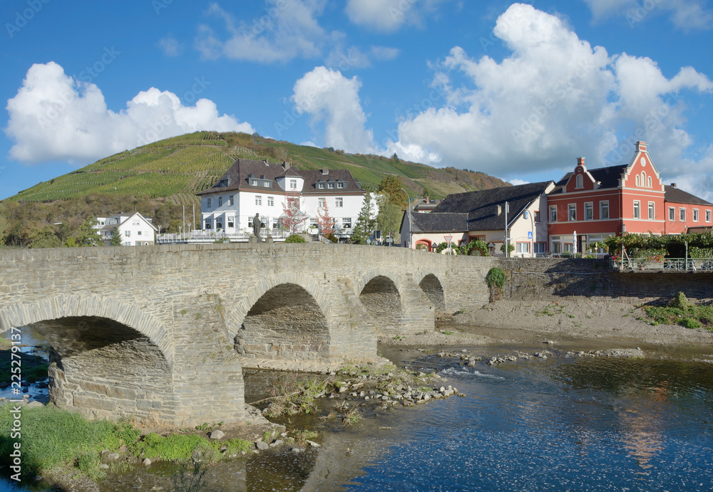 Ahrbrücke im Weinort Rech im Ahrtal,Rheinland-Pfalz,Deutschland