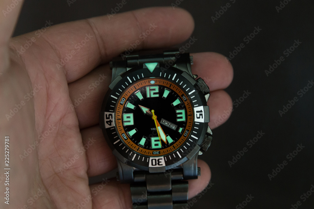Diver watch with luminous marks Diver watch with luminous marks