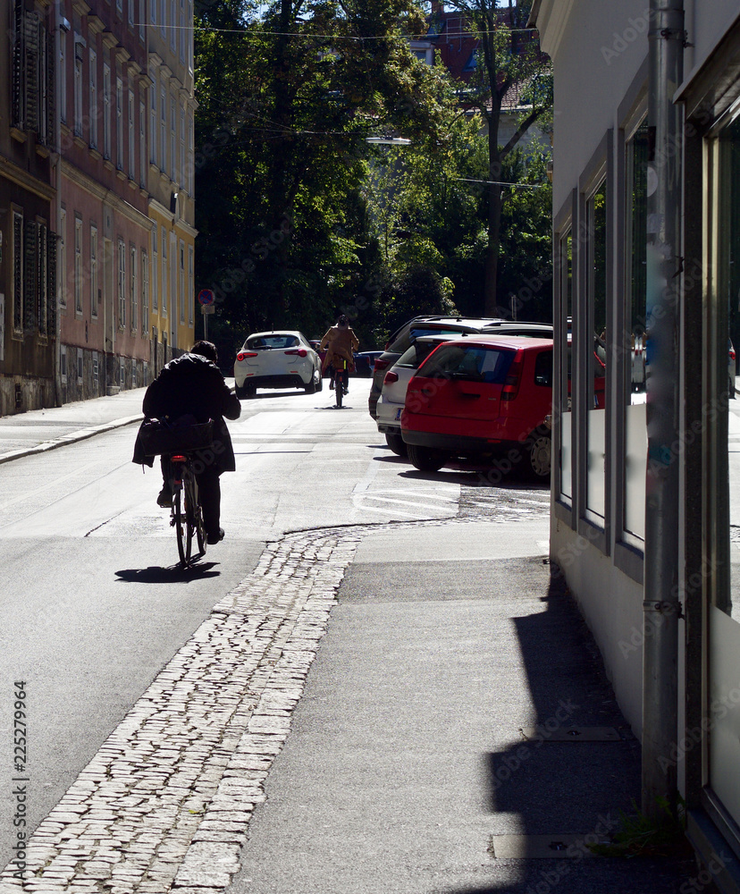 Radfahrerin in der Innenstadt 