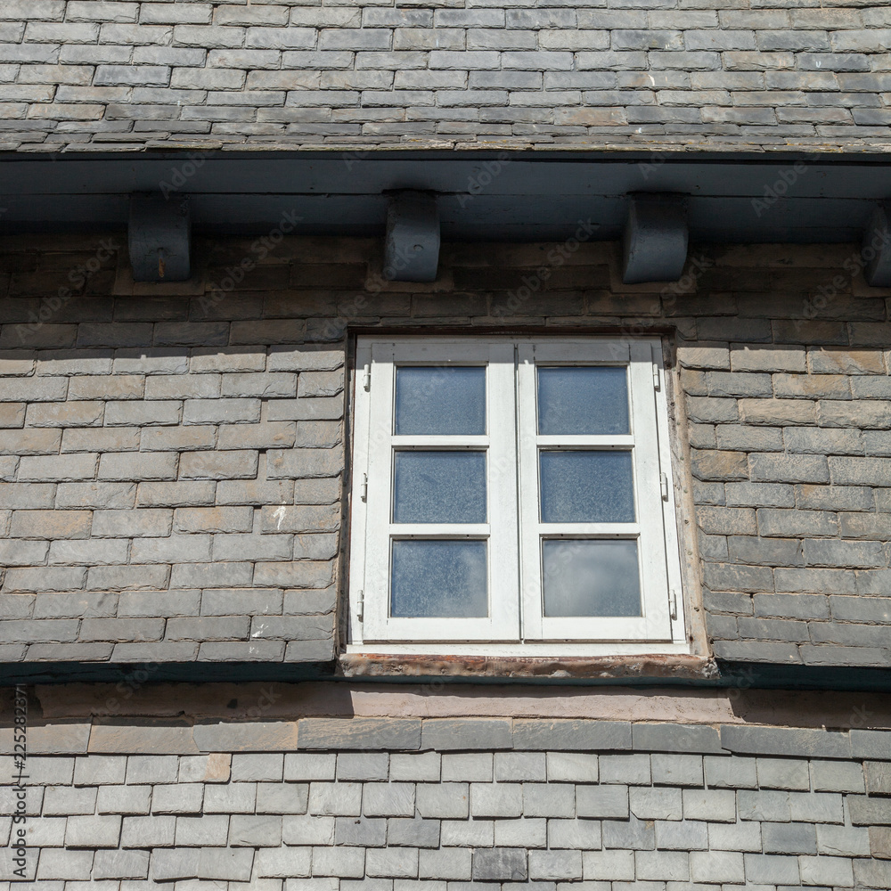 Fenêtre et mur de lauzes sur une maison de Quimper (Bretagne) Fenêtre et mur de lauzes sur une maison de Quimper (Bretagne)